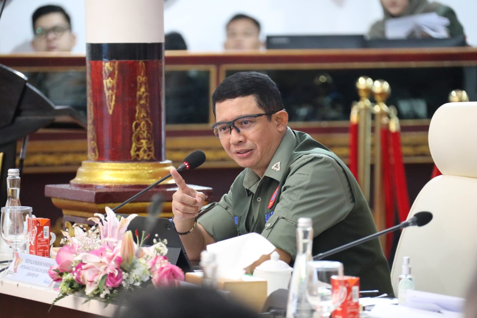 Kepala BNPB Letjen TNI Suharyanto (kemeja hijau dengan rompi) saat memberikan arahan pada Rapat Koordinasi Satuan Tugas Kebakaran Hutan dan Lahan Provinsi Sumatera Selatan di Griya Agung, Palembang, Sumatera Selatan pada Kamis (22/6). 